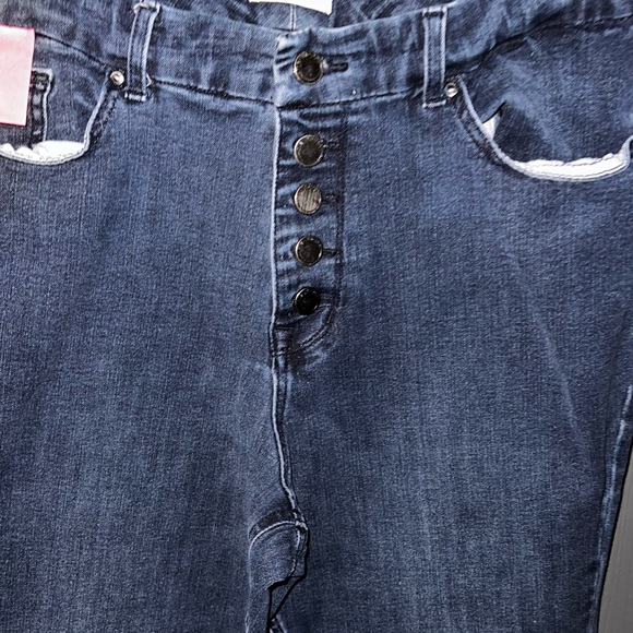 m jeans by maurices™ Limitless Jeggings—Large - Picture 3 of 6